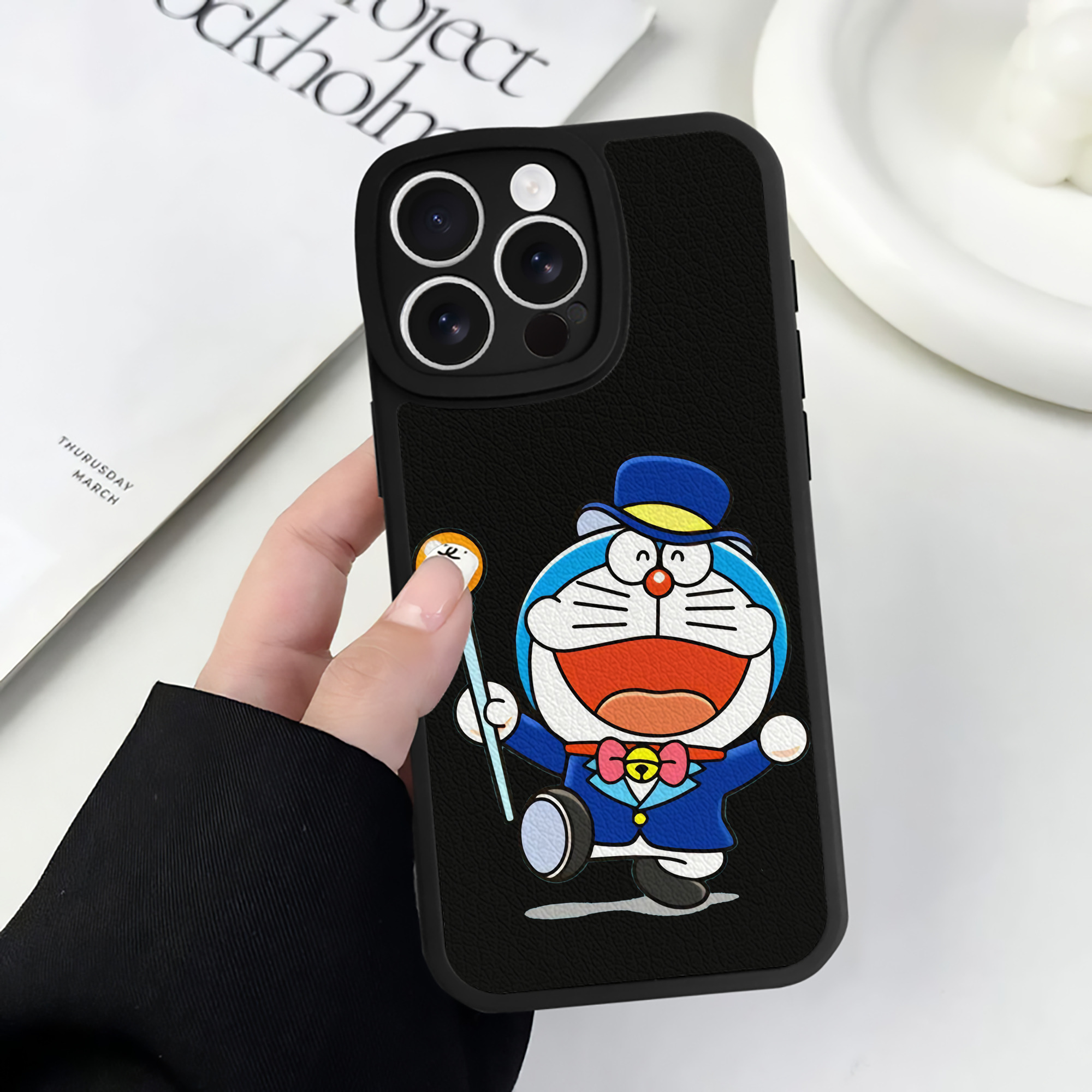 （画像用） ドラえもん Doraemon 【iPhone 16シリーズ対応】シリコンスマホケース（レザー調） 材質：シリコン